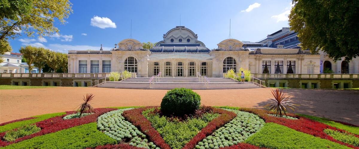 Vichy caracterizando um jardim, flores e arquitetura de patrimônio