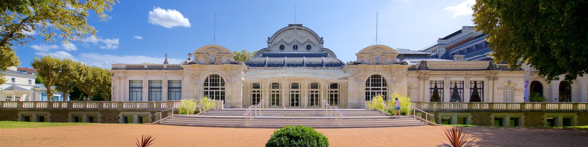 Vichy toont een tuin, bloemen en historische architectuur