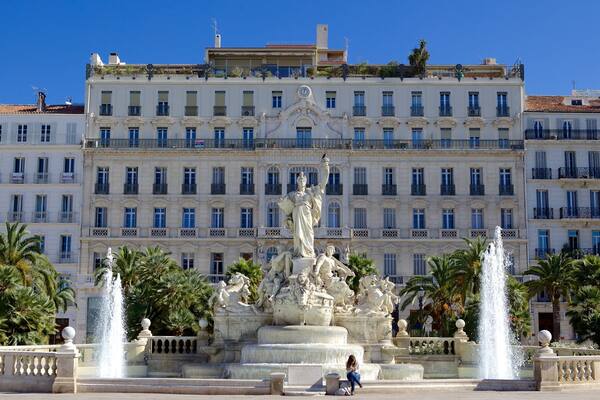 プラス ドゥ ラ リベルテ 表示 像あるいは彫刻, 噴水 と 広場