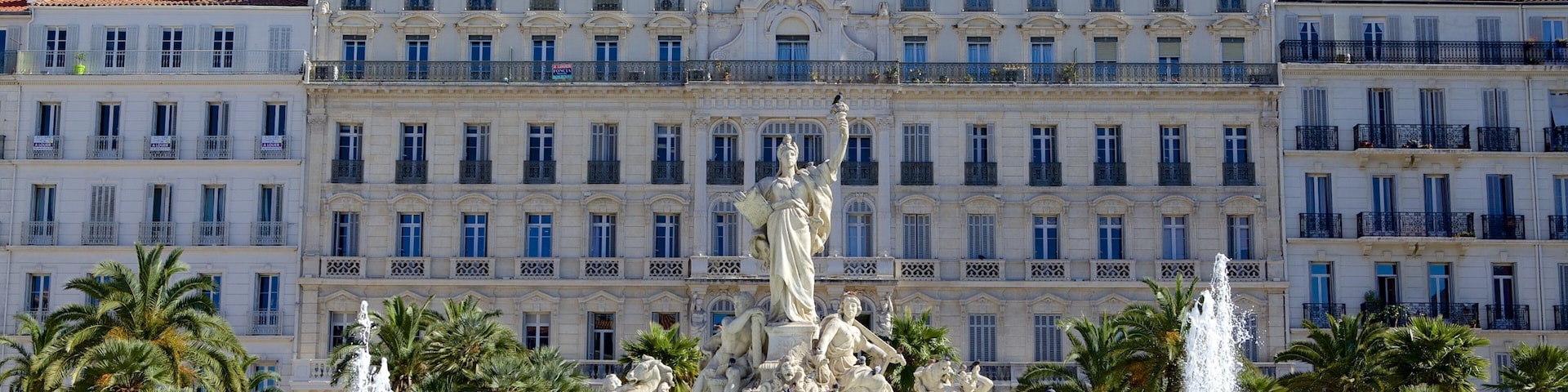 Place de la Liberté ofreciendo una fuente, una plaza y una estatua o escultura