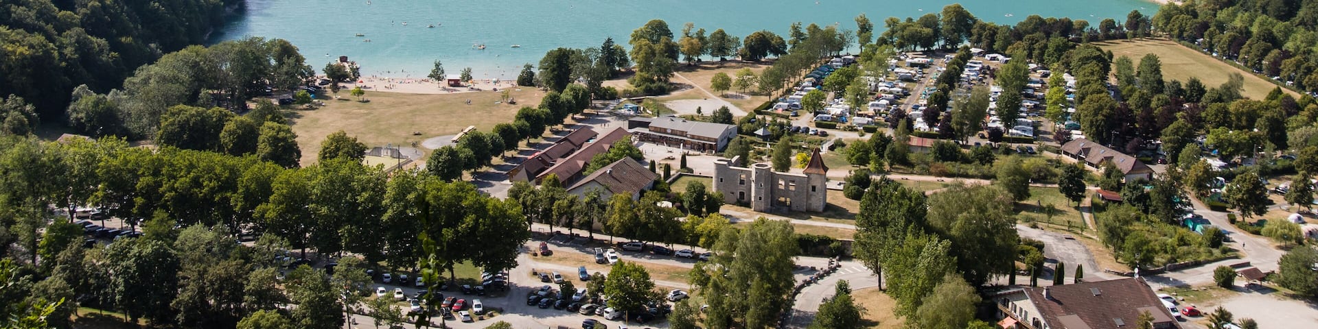 vue sur le lac de Chalain et son domaine touristique dans le Jura en été