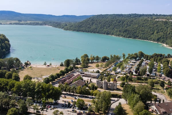 vue sur le lac de Chalain et son domaine touristique dans le Jura en été