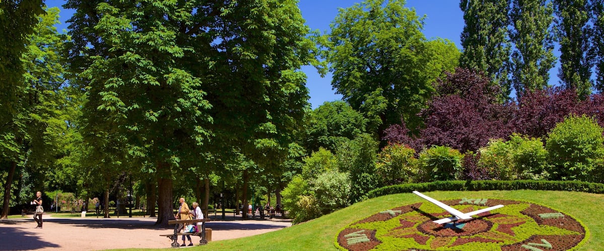 Parc de la Pepiniere showing outdoor art and a garden