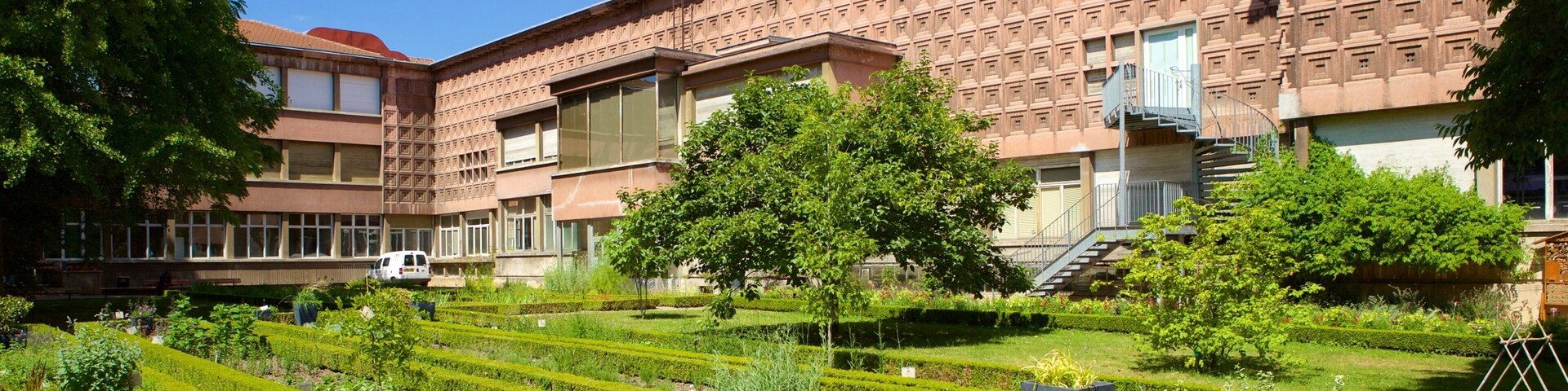 Musee Aquarium de Nancy showing a park
