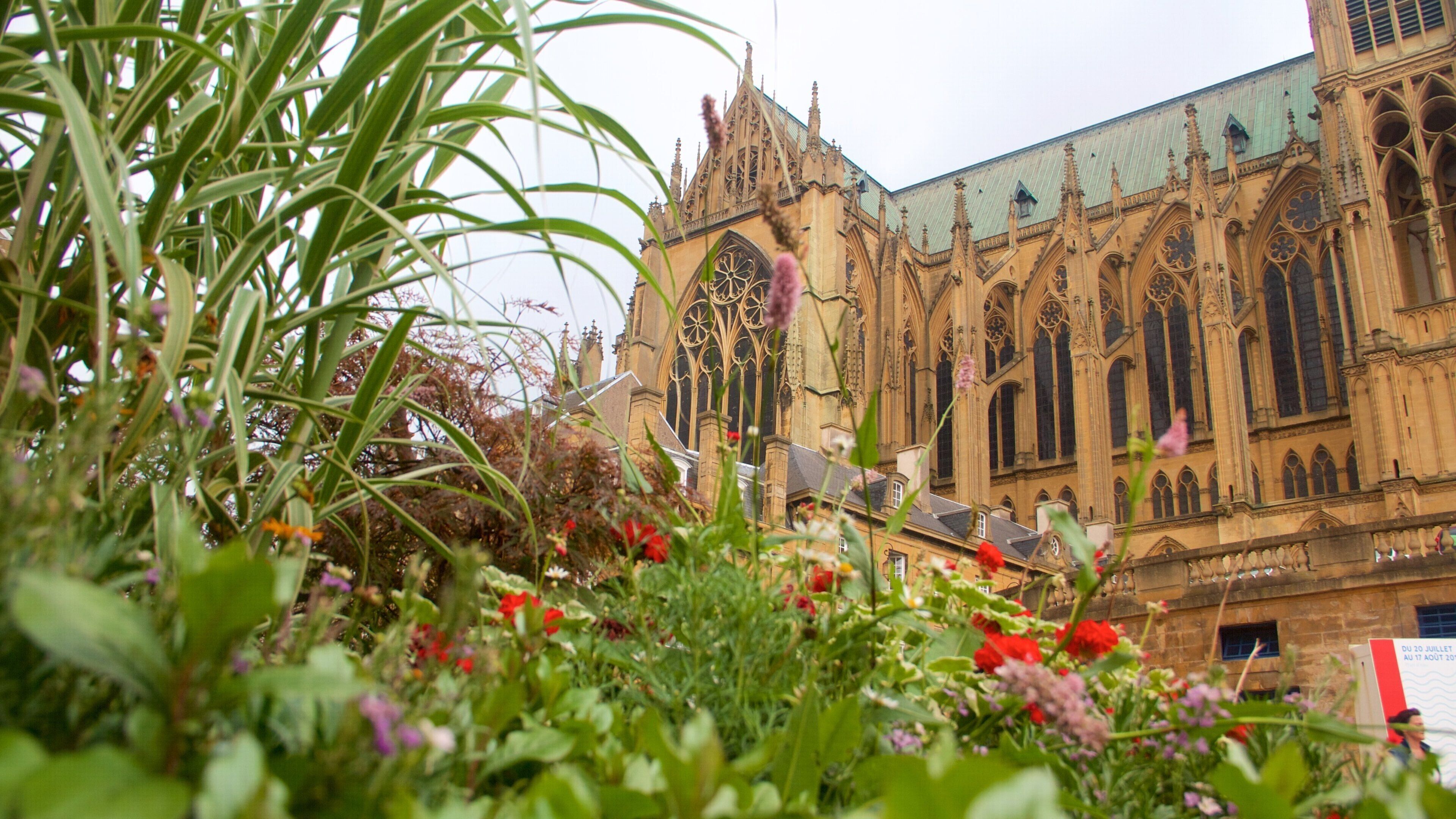 Catedral de Metz caracterizando flores, arquitetura de patrimônio e elementos de patrimônio