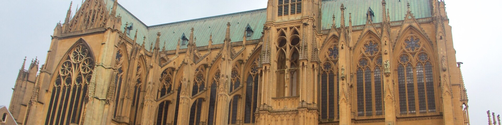 Una gran catedral gótica con arquitectura intrincada, que incluye arcos apuntados y detallada cantería.
