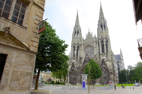 Iglesia de Saint-Ouen que incluye una iglesia o catedral