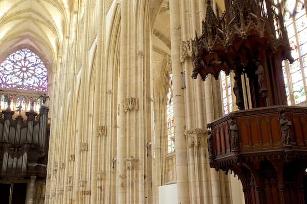 Ăglise de Saint-Ouen montrant vues intĂ©rieures et Ă©glise ou cathĂ©drale