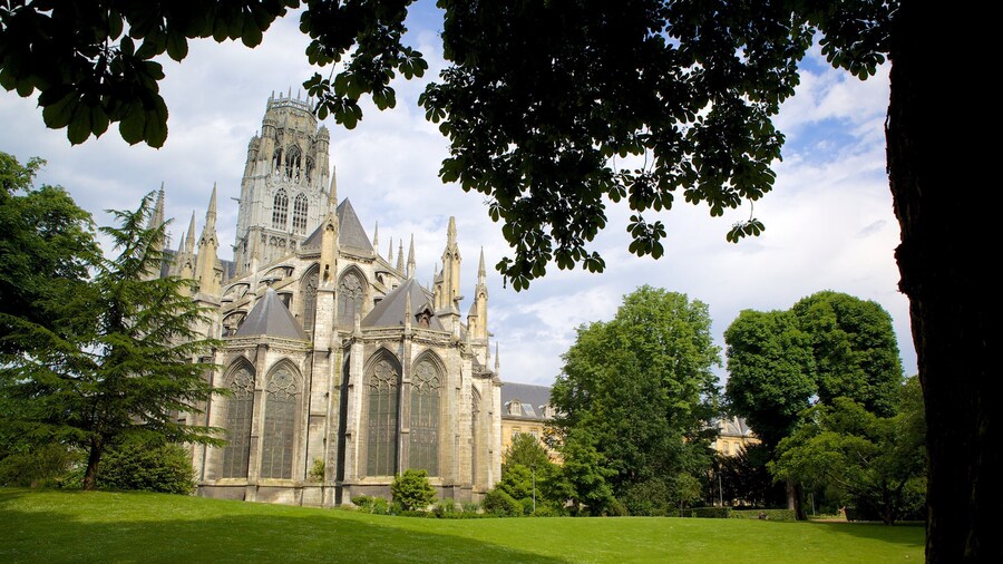 Iglesia de Saint-Ouen que incluye un castillo y una iglesia o catedral