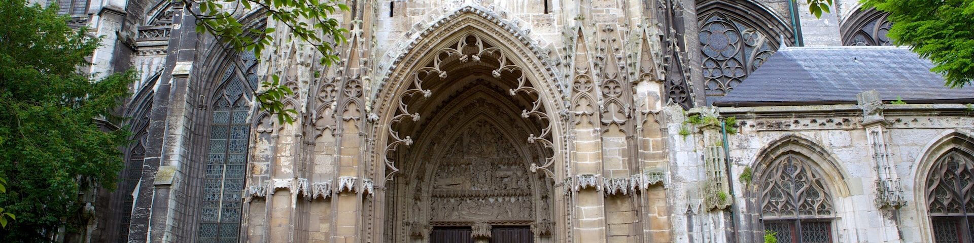 Igreja de Saint-Ouen caracterizando uma igreja ou catedral