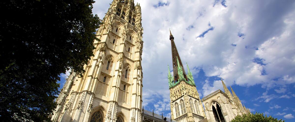 Rouen Cathedral which includes a church or cathedral, heritage architecture and religious elements