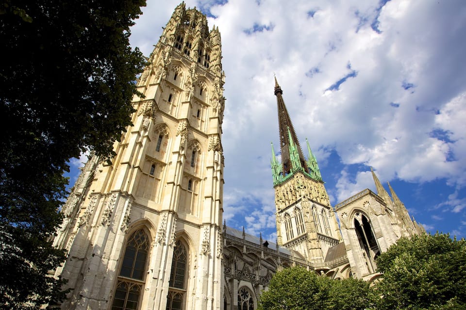 Una catedral històrica amb dues torres geminades i una ornamentació de pedra detallada.
