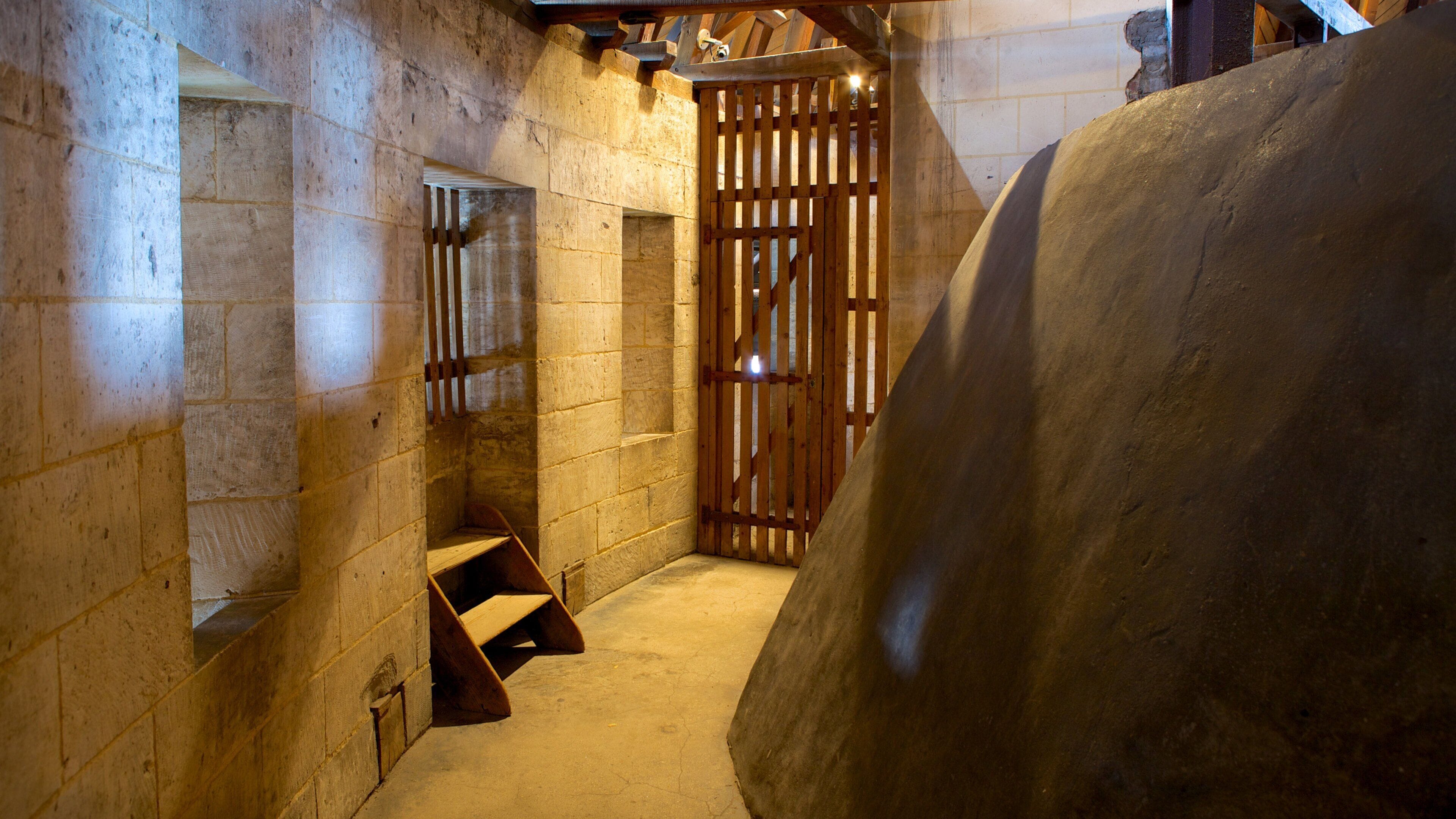 잔다르크의 탑 을 보여주는 실내 전경