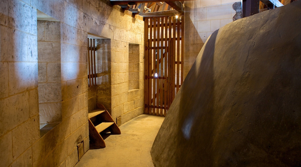 잔다르크의 탑 을 보여주는 실내 전경