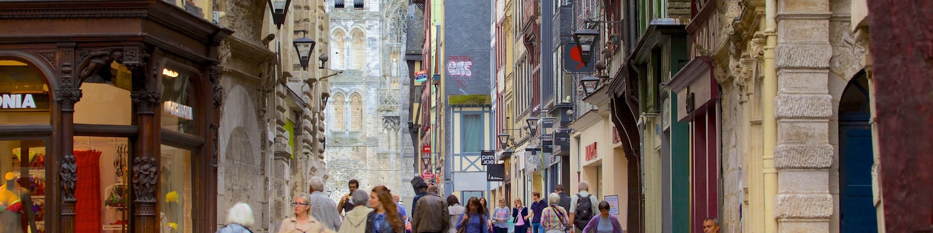 Gros Horloge assim como um grande grupo de pessoas