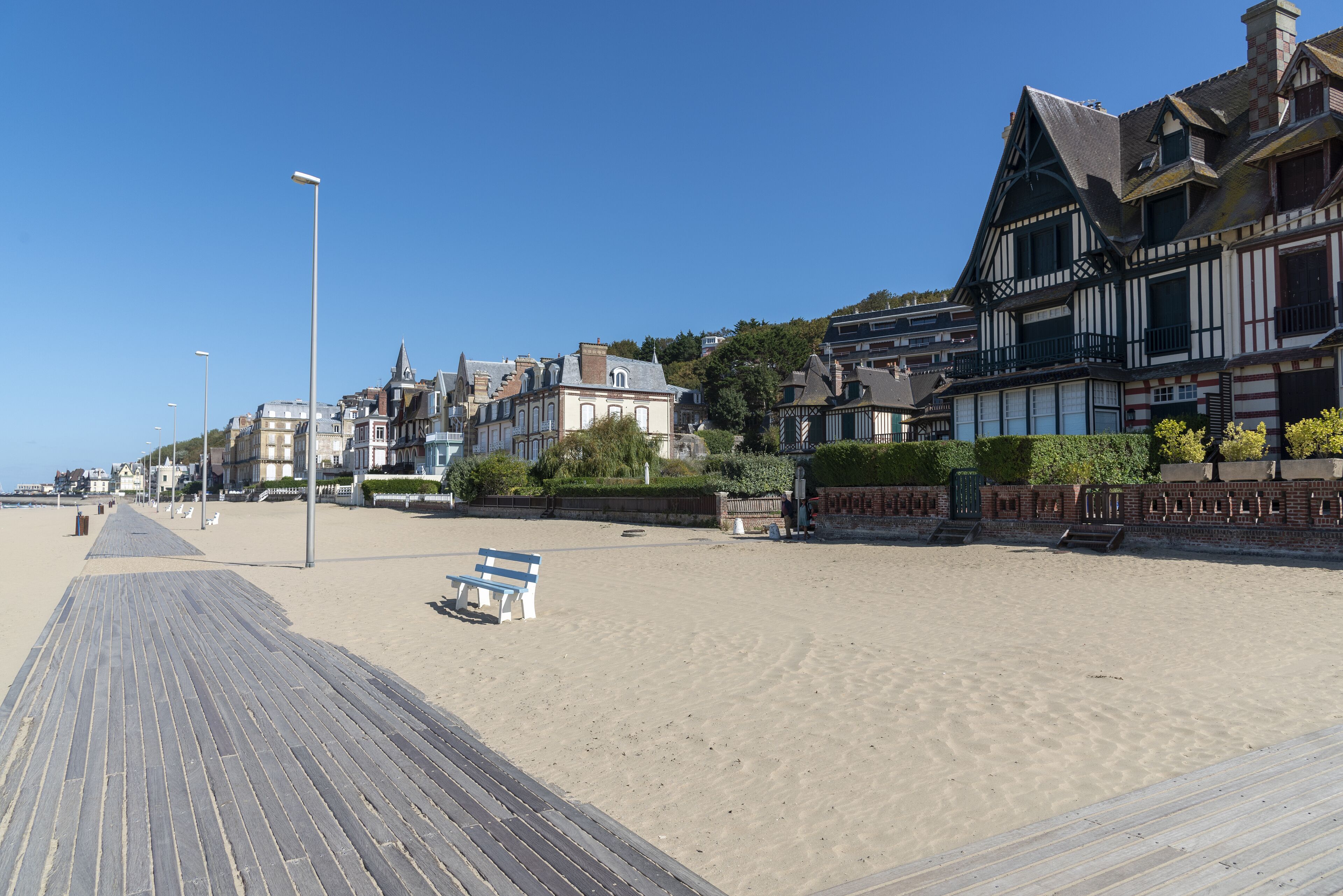 Promenade am Strand von Trouville-sur-Mer, Normandie, Frankreich