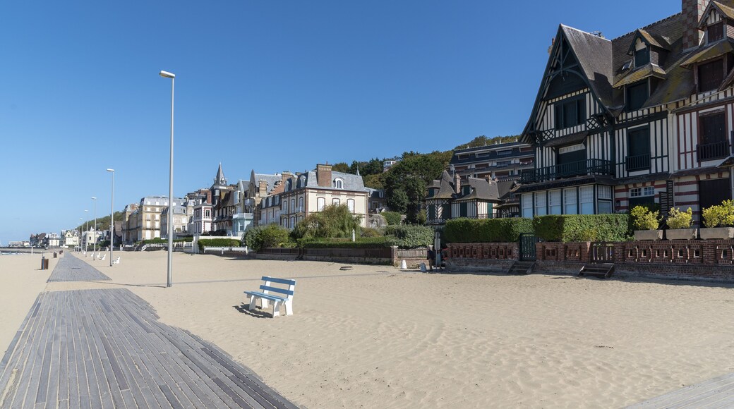 Promenade am Strand von Trouville-sur-Mer, Normandie, Frankreich