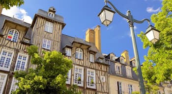 Place des Lices featuring a house