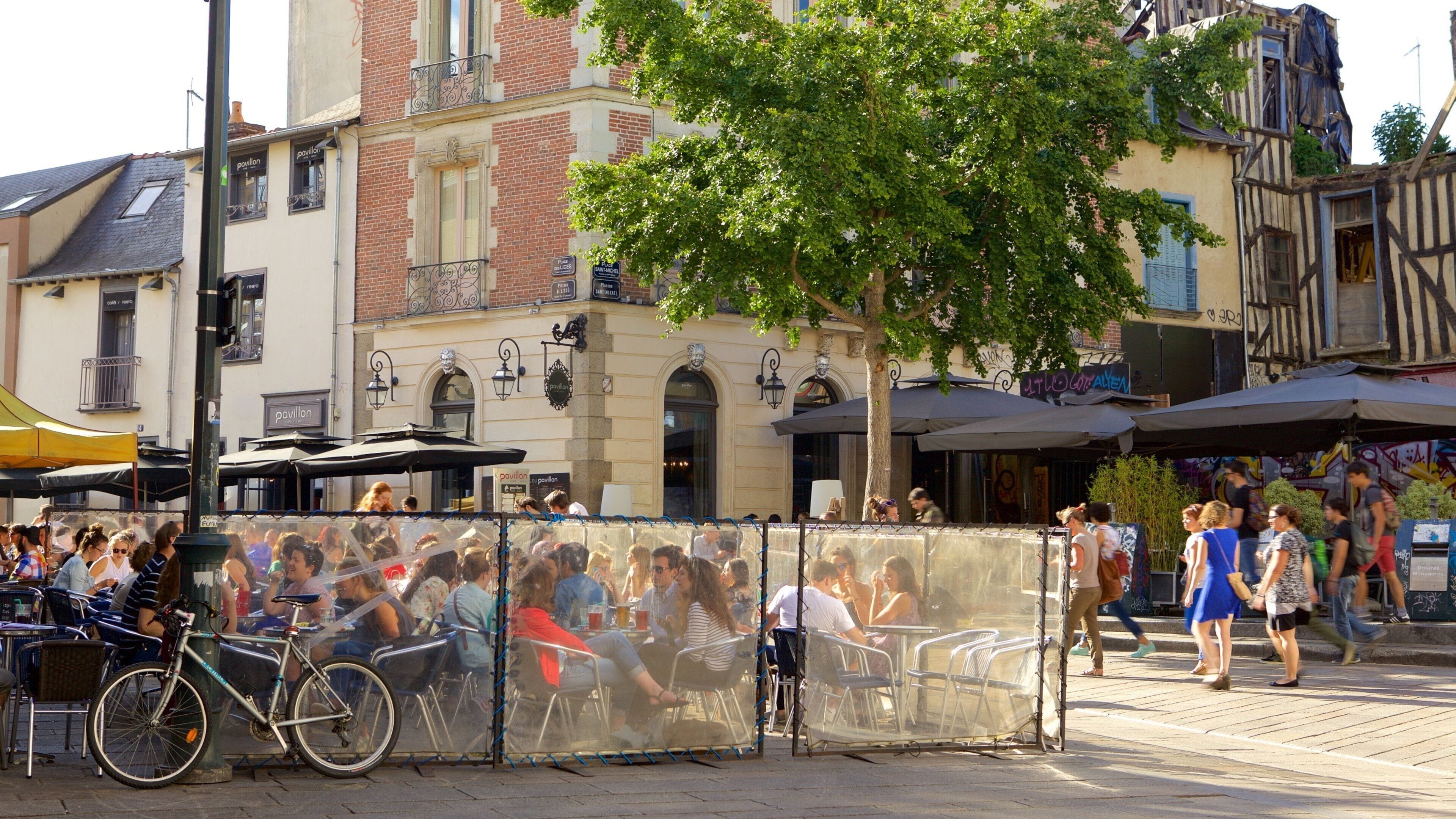 Place des Lices which includes outdoor eating, cafe scenes and street scenes