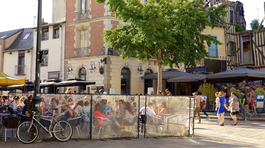Place des Lices which includes outdoor eating, cafe scenes and street scenes