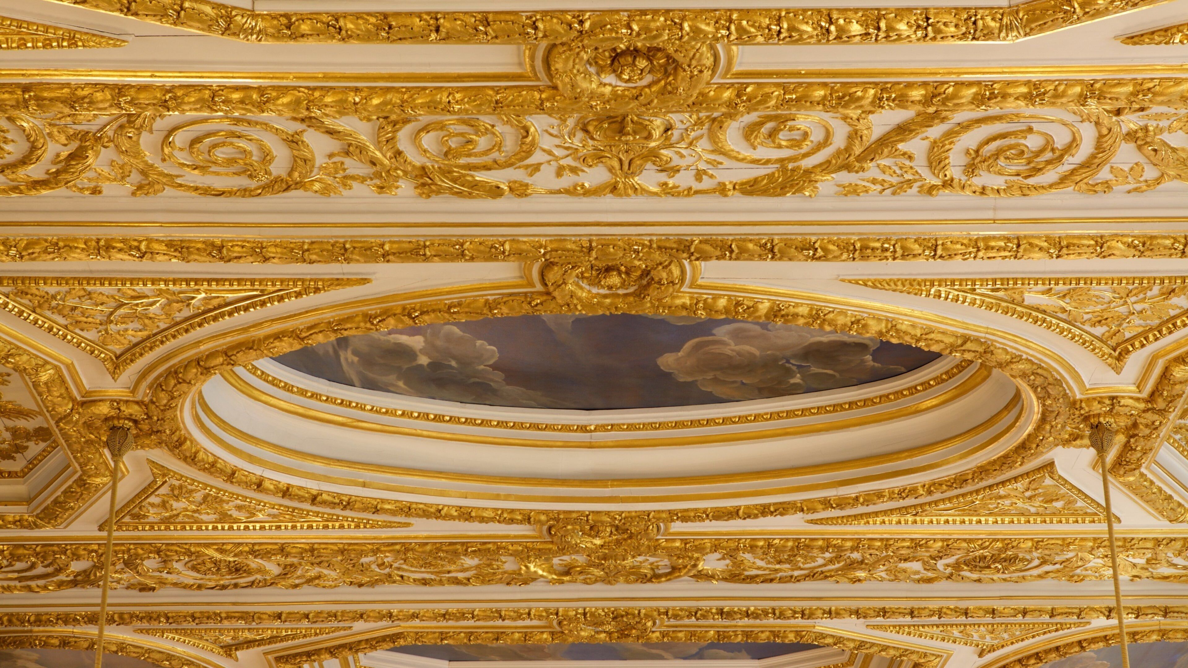 Palais du Parlement which includes art and heritage elements