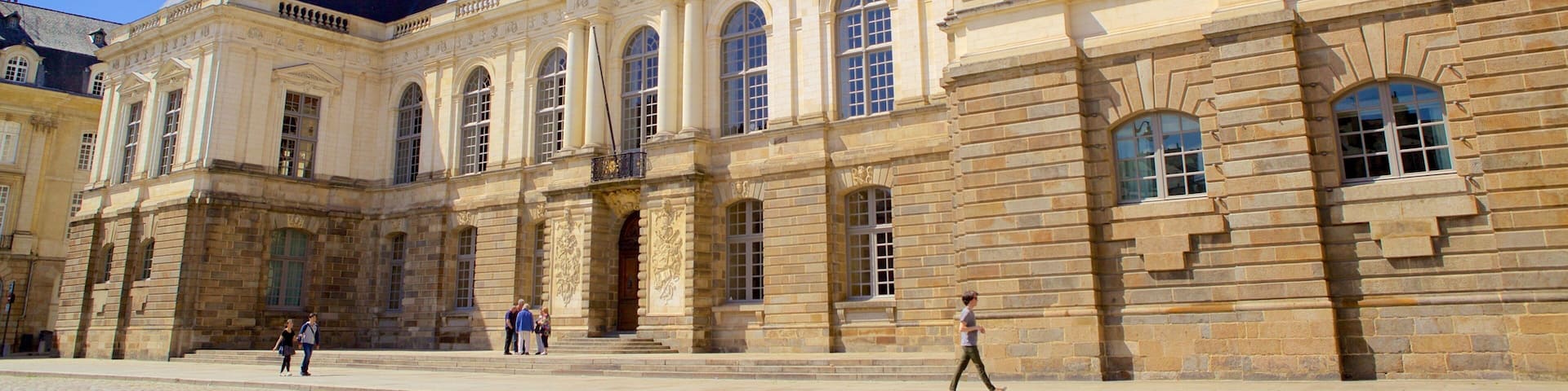 Palais du Parlement showing heritage elements