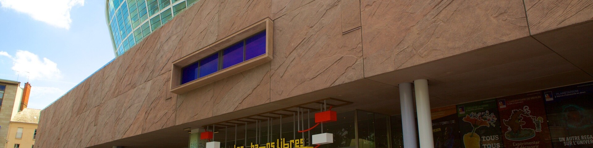 Musee de Bretagne showing street scenes as well as an individual femail