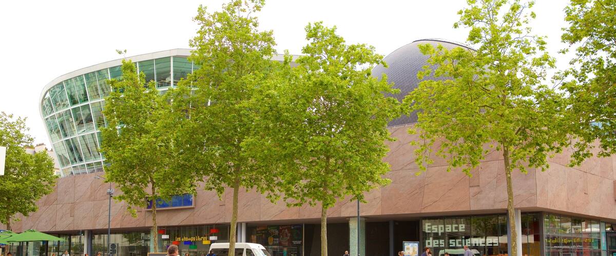 Espace des Sciences montrant square ou place aussi bien que homme