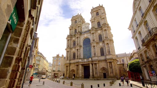 Catedral de Rennes que incluye elementos patrimoniales, una iglesia o catedral y arquitectura patrimonial