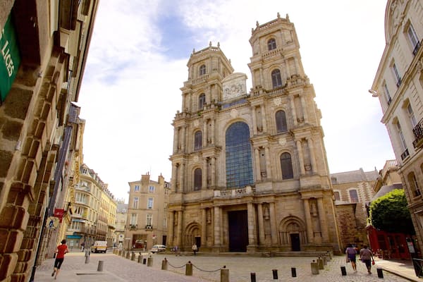 Eine historische Kathedrale mit zwei Türmen und einem großen Bogenfenster.