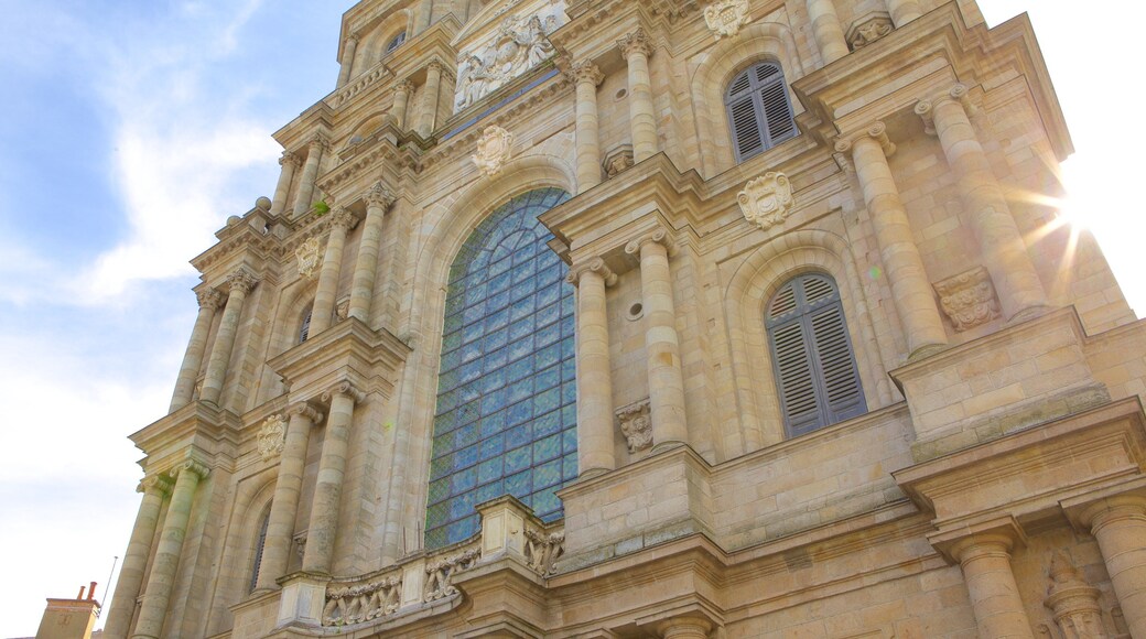 Catedral de Rennes caracterizando elementos de patrimônio, arquitetura de patrimônio e uma igreja ou catedral
