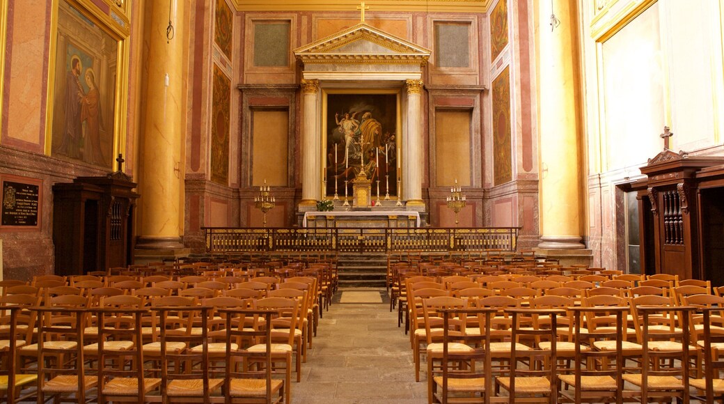 Catedral de Rennes que inclui uma igreja ou catedral e vistas internas