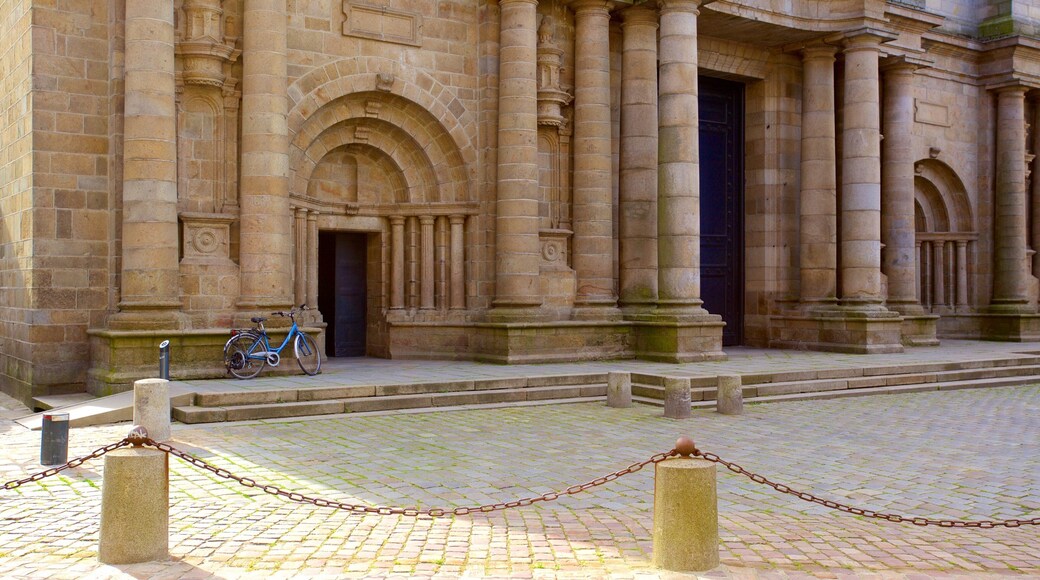 Catedral de Rennes que inclui elementos de patrimônio
