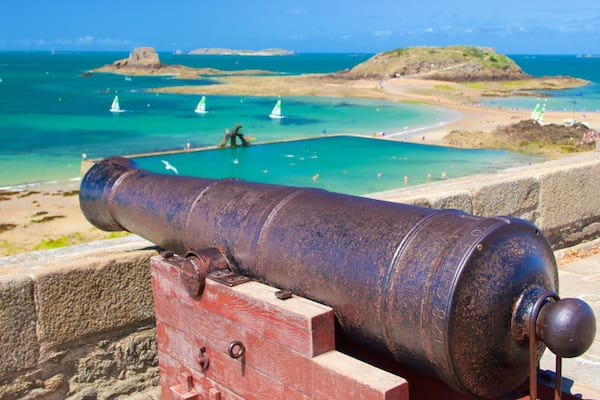 Playa de St. Malo que incluye elementos del patrimonio, una bahía o puerto y vistas generales de la costa