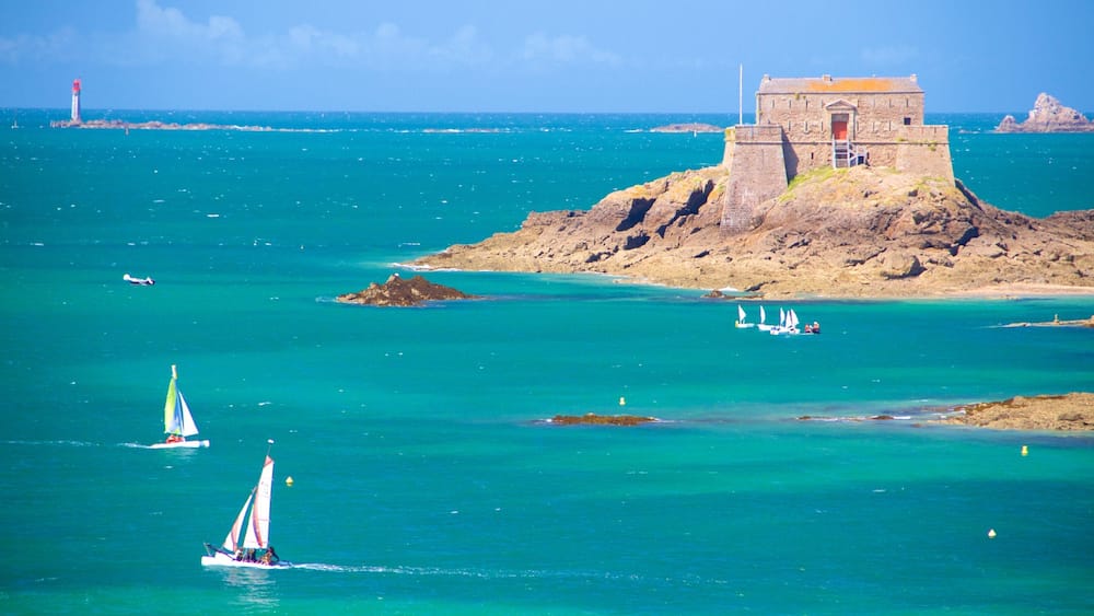 Petit Be which includes general coastal views, sailing and rocky coastline