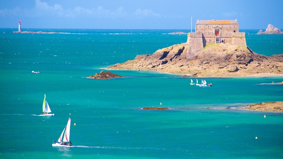 Petit Be which includes general coastal views, sailing and rocky coastline