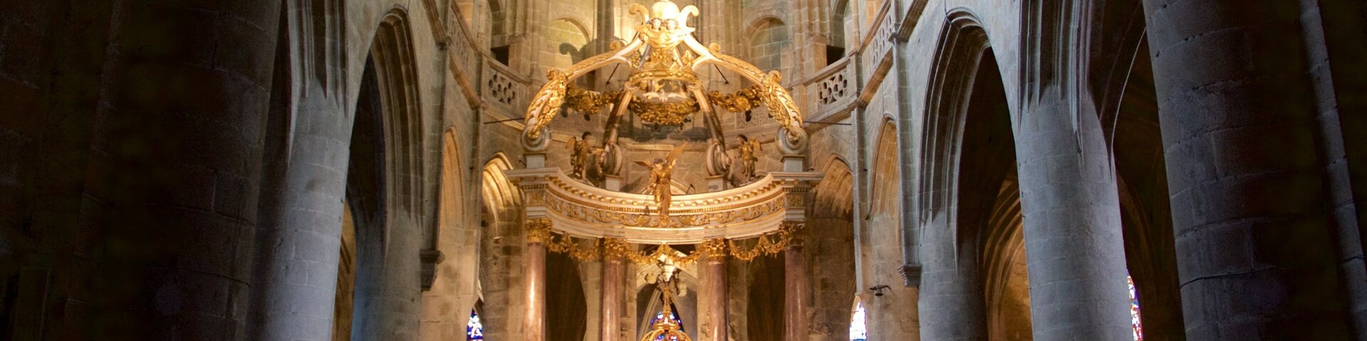 Igreja de San Sauveur caracterizando vistas internas, uma igreja ou catedral e aspectos religiosos