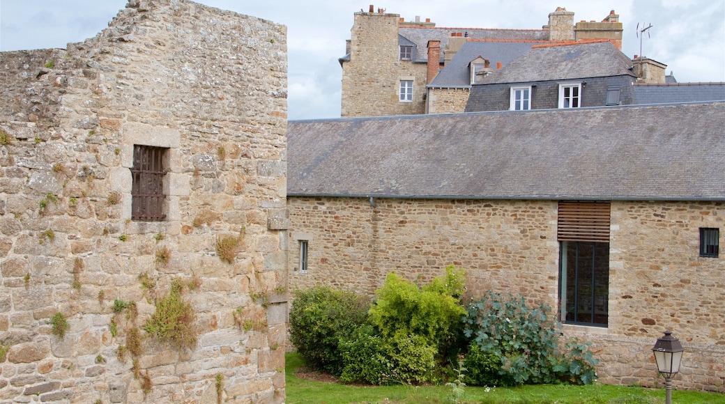 Chateau de Dinan featuring heritage elements
