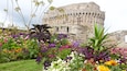 Chateau de Dinan mostrando patrimonio de arquitectura, un parque y flores