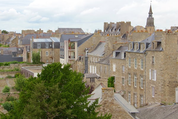 Chateau de Dinan featuring heritage architecture