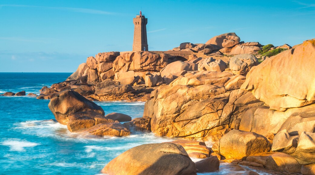 Ploumanach Lighthouse, Cote de Granit Rose, Cotes d'Amor, Brittany, France