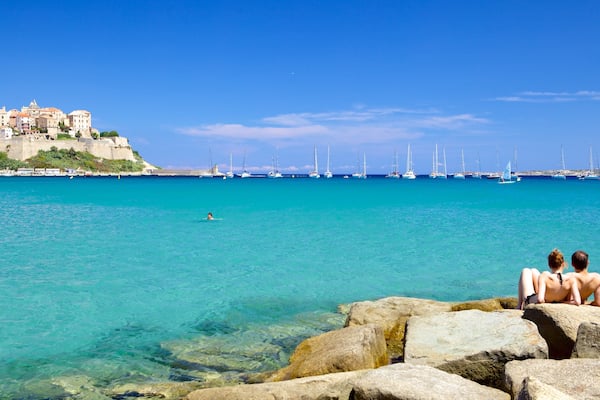 Strand von Calvi mit einem Küstenort und allgemeine Küstenansicht sowie Paar