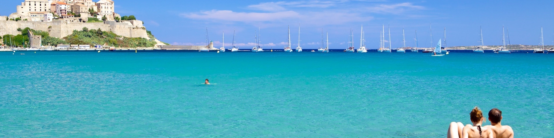 Strand von Calvi mit einem KĂŒstenort und allgemeine KĂŒstenansicht sowie Paar