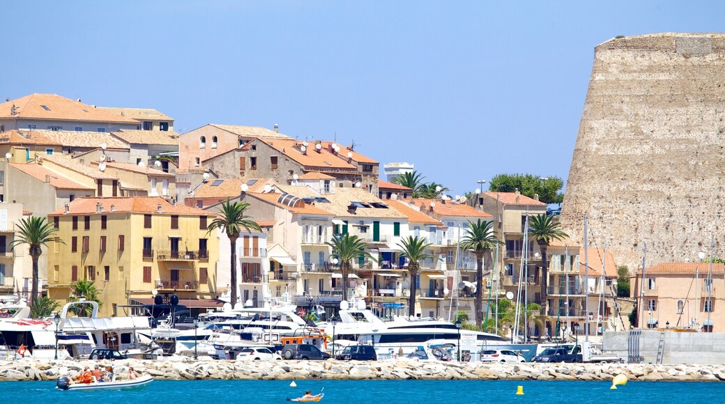 Calvi strand fasiliteter samt kystby