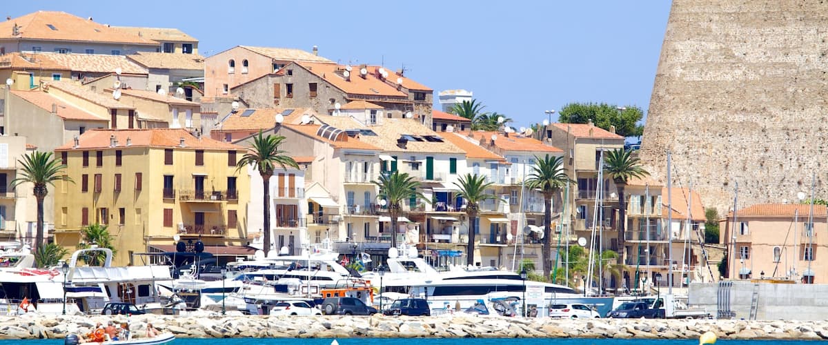Playa de Calvi que incluye una ciudad costera