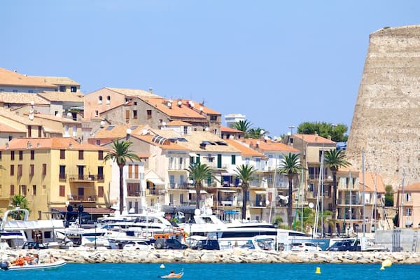 Plage de Calvi mettant en vedette ville côtière