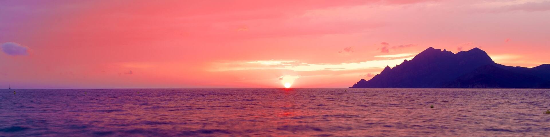 Porto Beach das einen Sonnenuntergang und allgemeine Küstenansicht