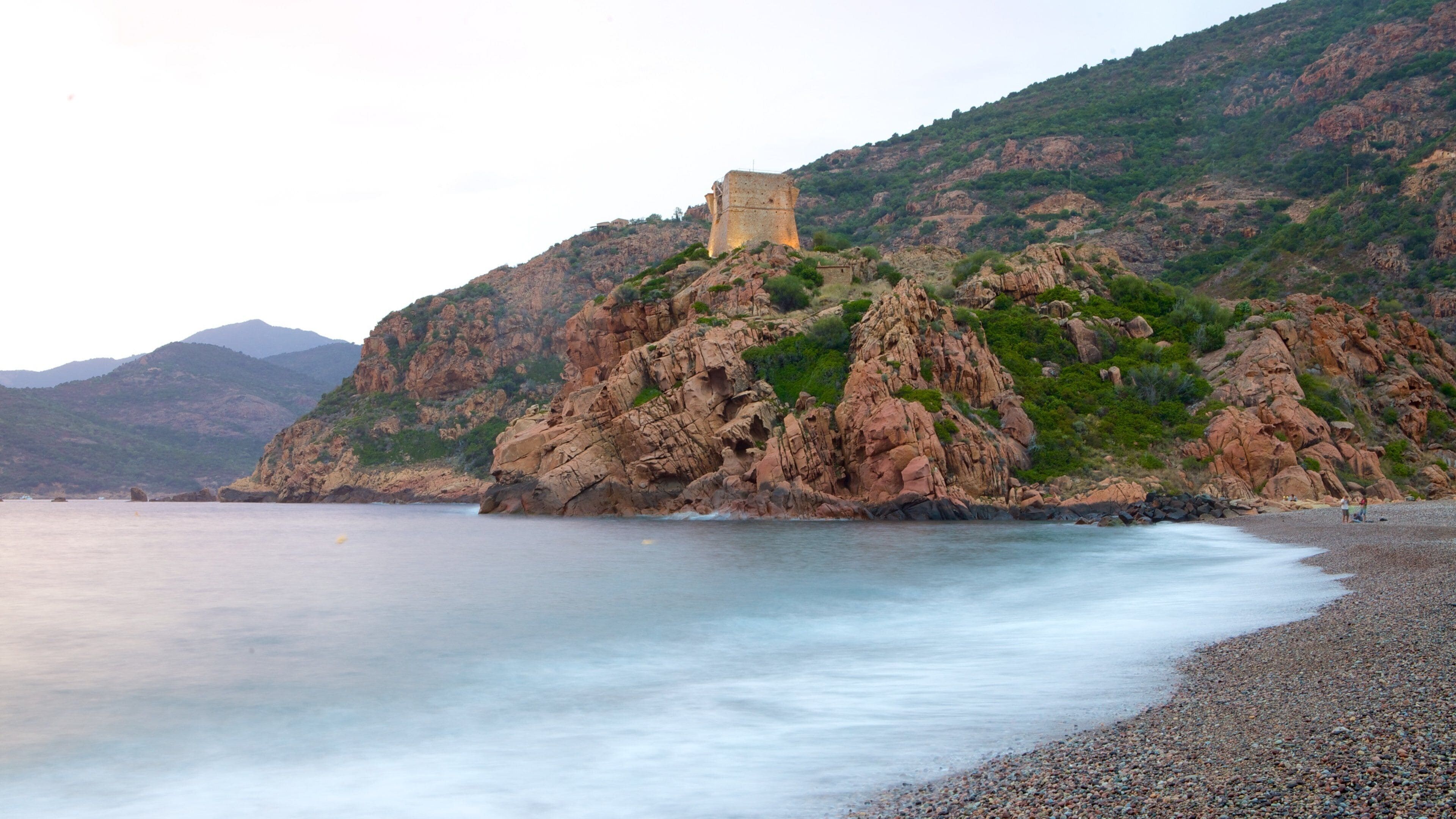 ポルト ビーチ どの含み 小石のビーチ, 岩の多い海岸線 と 海岸線の眺め