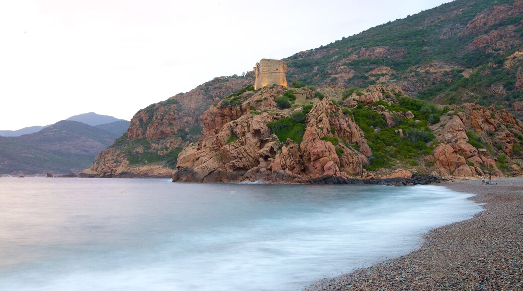 ポルト ビーチ どの含み 小石のビーチ, 岩の多い海岸線 と 海岸線の眺め