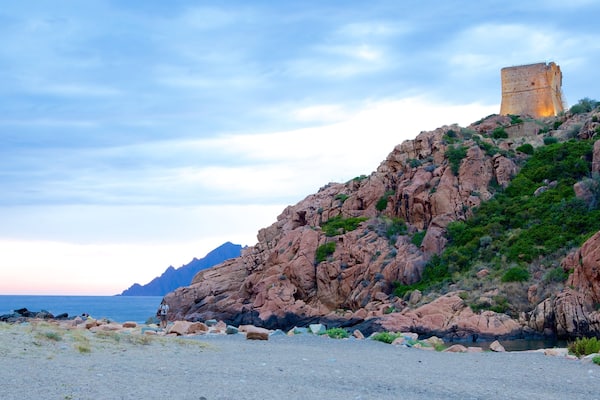 Tour Génoise montrant cÎte rocheuse